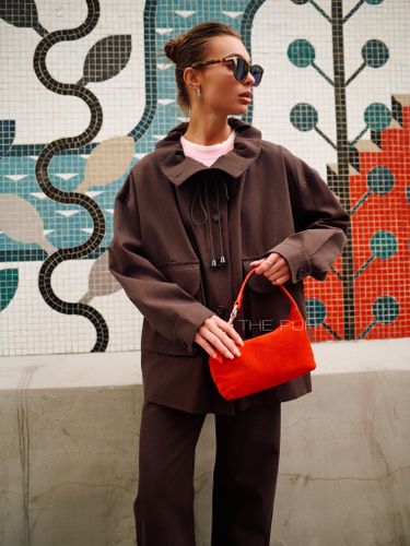 Шоколадный костюм из объемной куртки и брюк