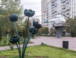 Цветочница Букет Крокусов с лепестками и листьями