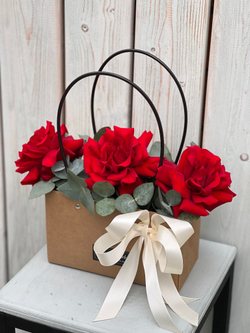 Французские красные розы в крафтовой сумочке