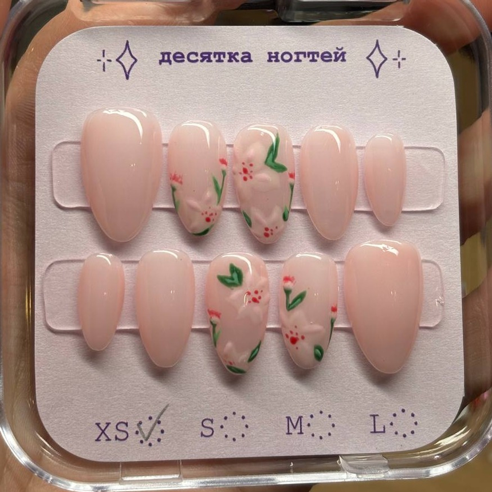 Нежные цветы на нюде