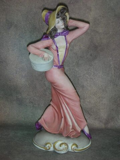 Статуэтка. Фарфор. Дама в шляпке. Capodimonte. Италия
