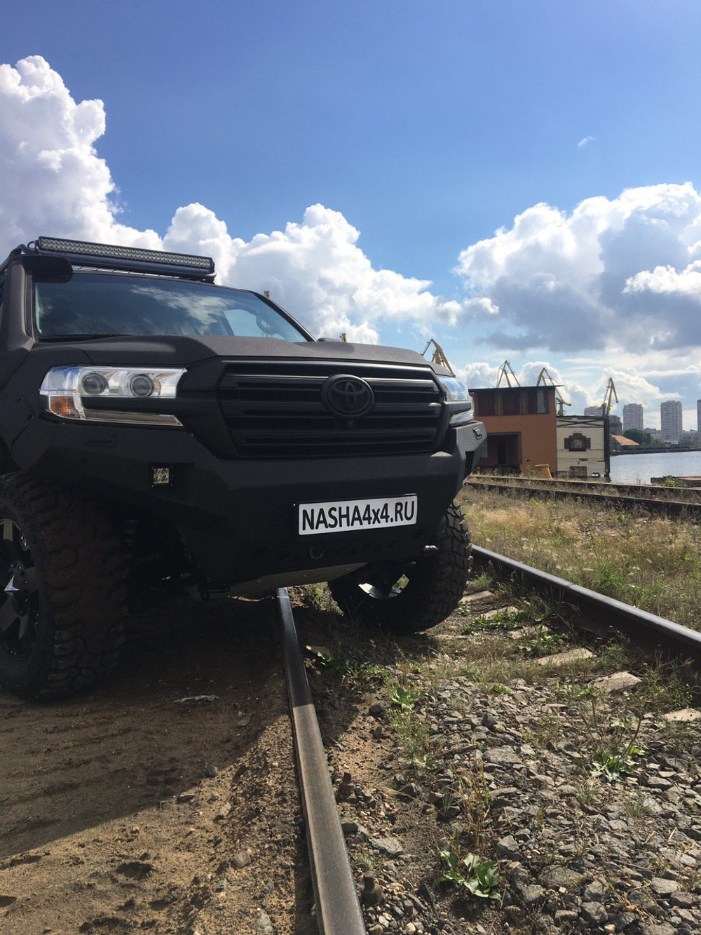 Toyota Land Cruiser 200 с прицепом
