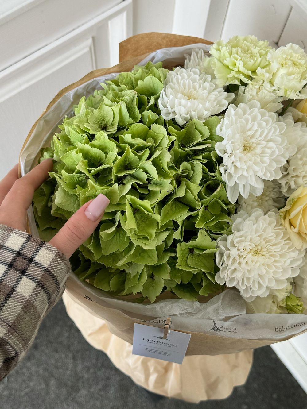 Букет сборный из гортензии, хризантемы, лизиантуса и кустовых пионовидных роз