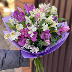 Букет из тюльпанов и альстромерий