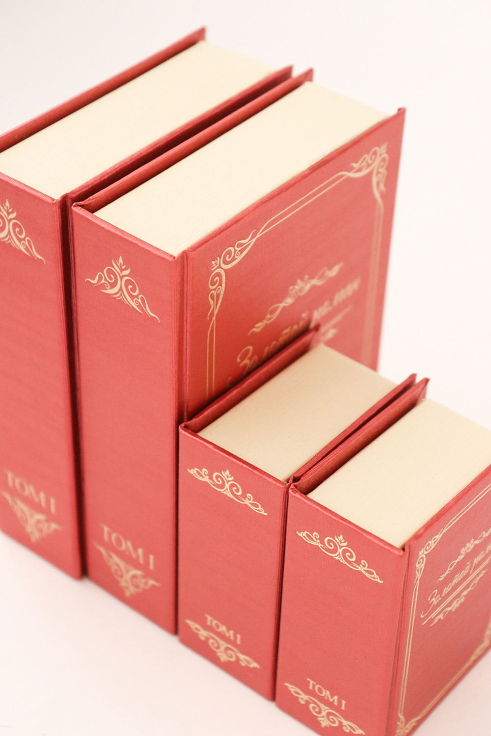 Футляр с магнитным замком для ювелирных украшений.