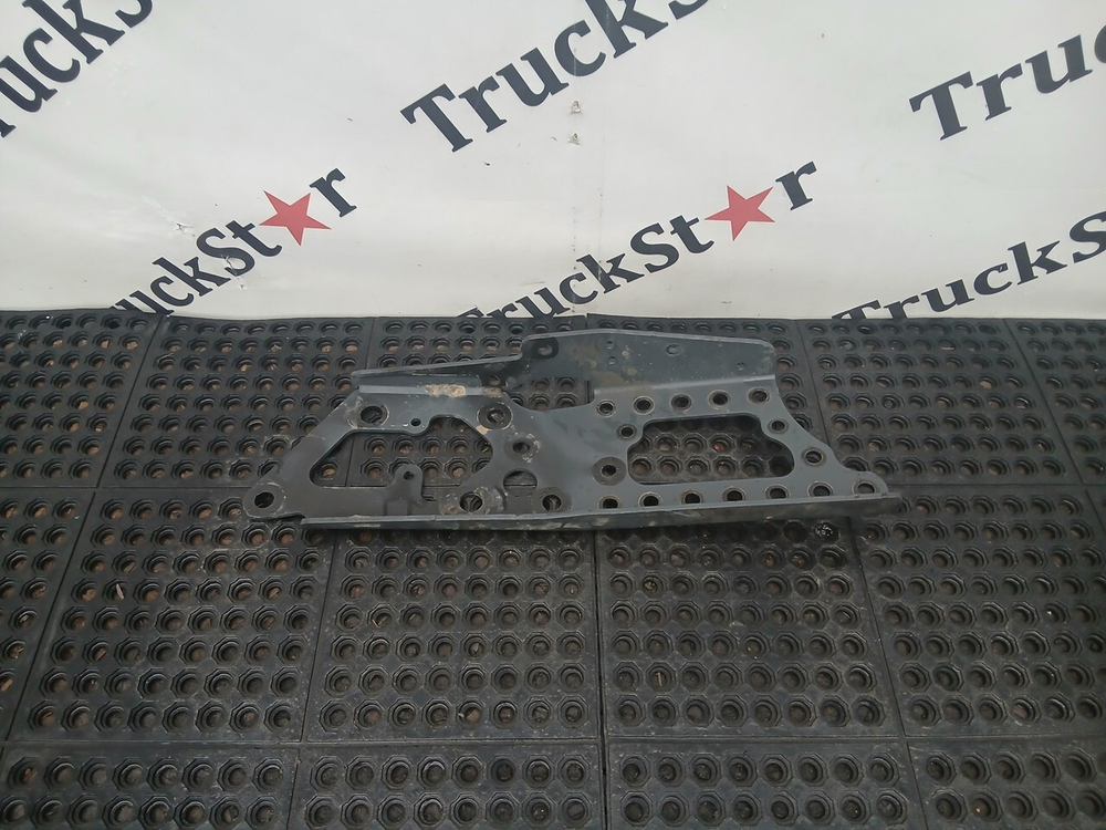 Кронштейн усилителя бампера левый