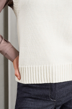 22896 Жилет женский (молочный)