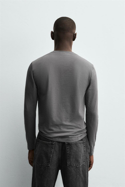 ZARA БАЗОВАЯ ФУТБОЛКА SLIM FIT, СЕРЫЙ