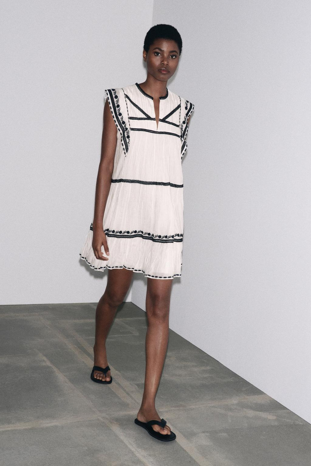 ZARA КОРОТКОЕ ПЛАТЬЕ С ВЫШИВКОЙ — ZW COLLECTION, ЭКРЮ