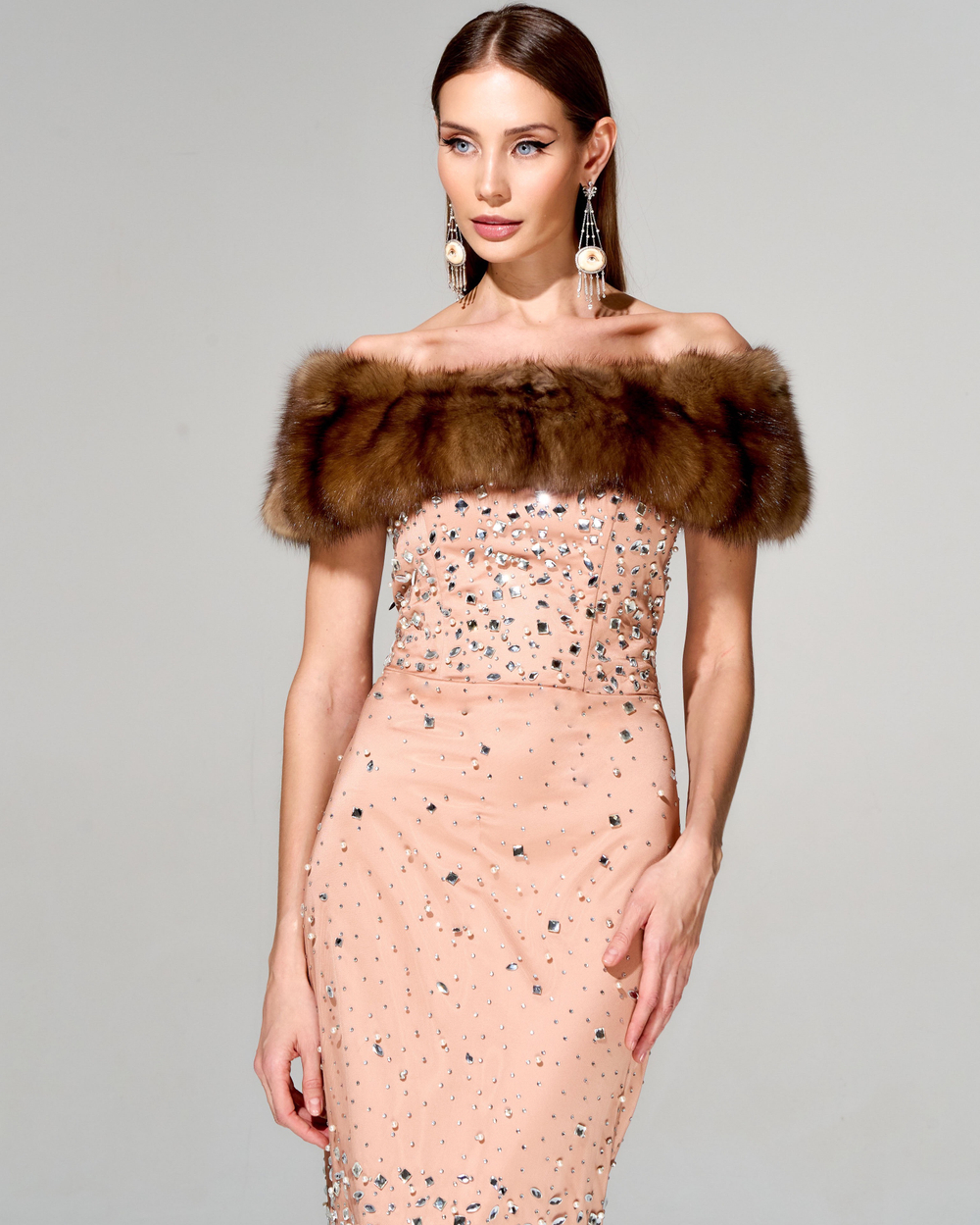 Корсетное платье с меховой отделкой