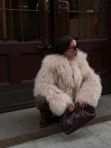 Бежевая объемная шуба из меха ламы