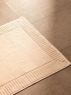 Коврик для ванной с фактурным бортиком кремового цвета из коллекции Essential, 50x80 см