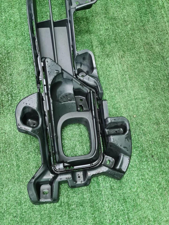 Накладка ПТФ левая Toyota Land Cruiser 200 (15-21)