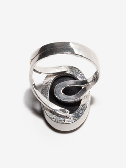 Крупное серебряное кольцо с натуральным зеленым янтарем 2,3 на 1,5 см, безразмерное