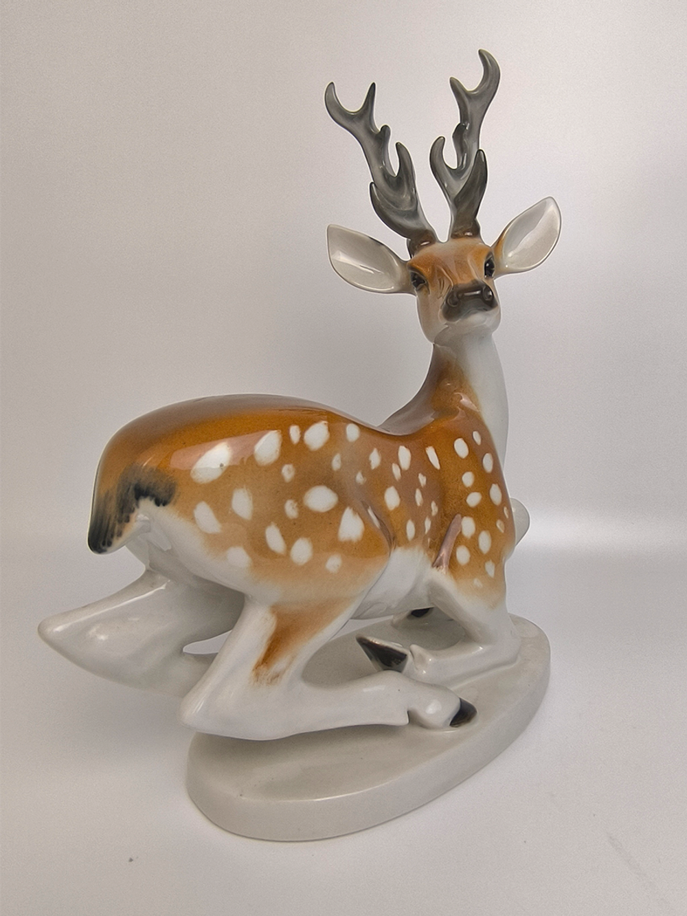 Фарфоровая статуэтка "Олень Серый Глаз" ЛФЗ