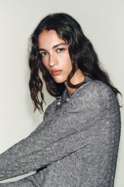 ZARA СВИТЕР С УЗОРОМ «КОСЫ» И СТРАЗАМИ НА ВОРОТНИКЕ, СЕРЫЙ МЕЛАНЖ