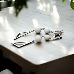 Длинные серьги висюльки с белым агатом