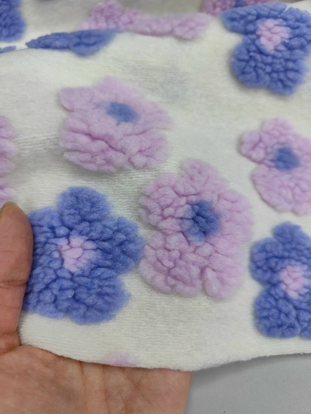 Альпака (шерпа) с объемным рисунком/ Розово/голубые на белом цветы