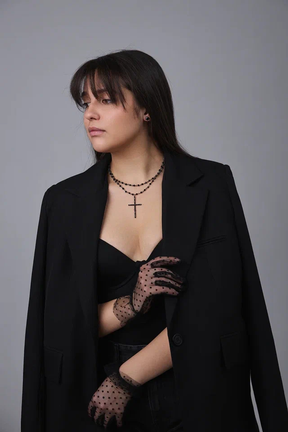 Колье тонкий черный крест на двойной цепочки из черных кристаллов