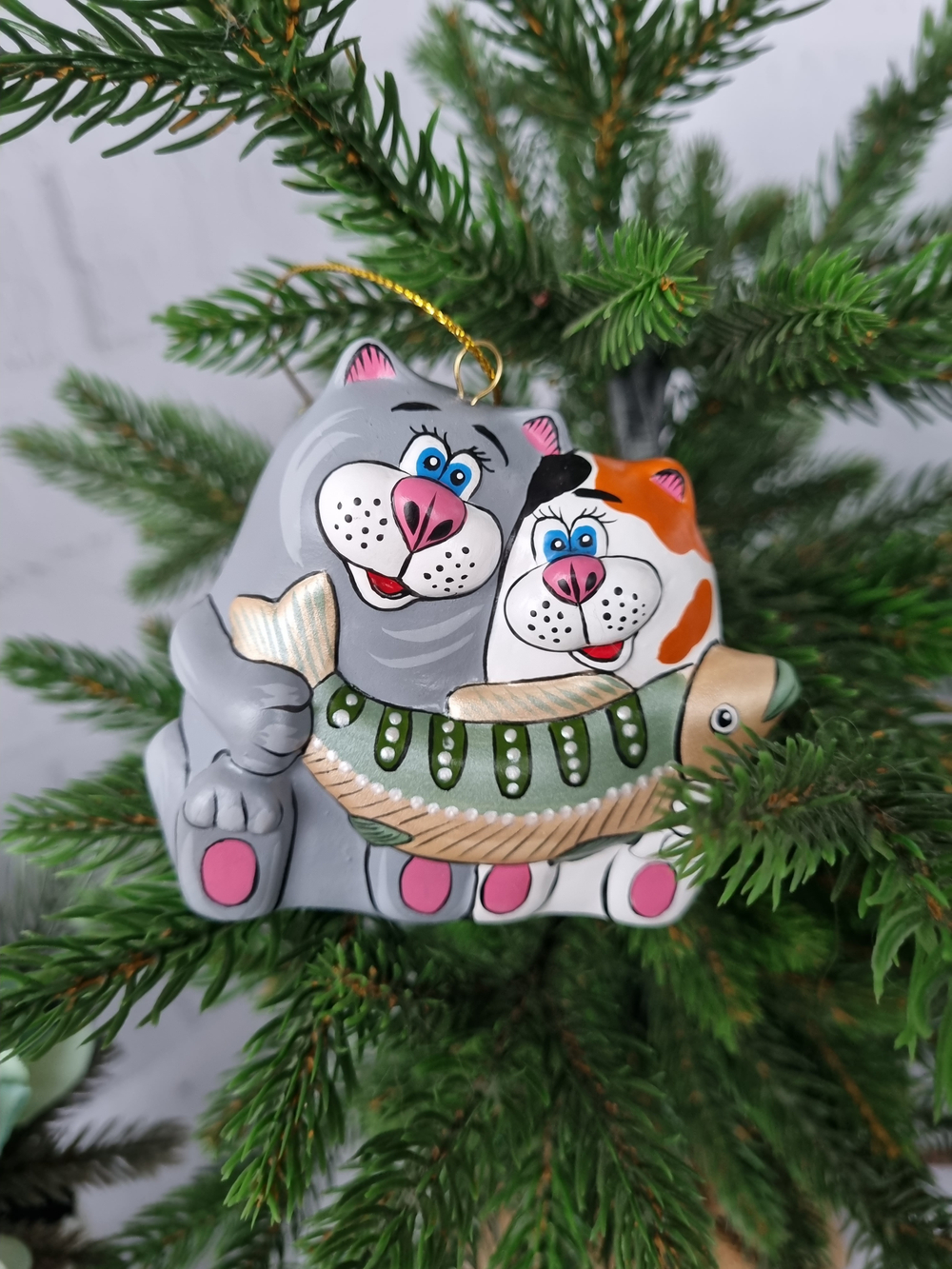 Котики рыбаки ёлочная игрушка из фарфора