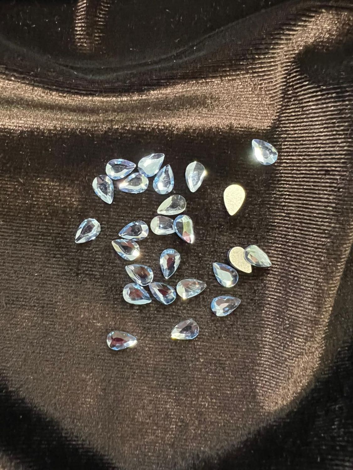 Стеклянные стразы  (5,5*8мм) 25шт, цвет св. голубой