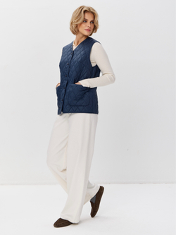 Легкий стеганый жилет с накладными карманами