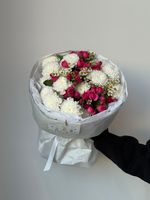 Букет из кустовой пионовидной розы, хризантемы и ромашки