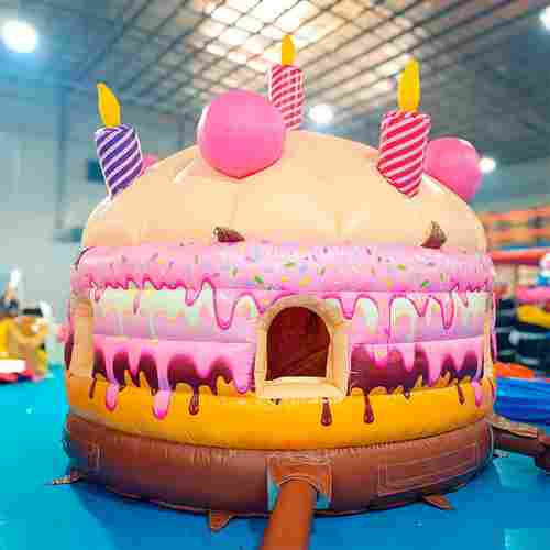 Надувной коммерческий батут "Торт" с окошками, 4x4x3,5 м