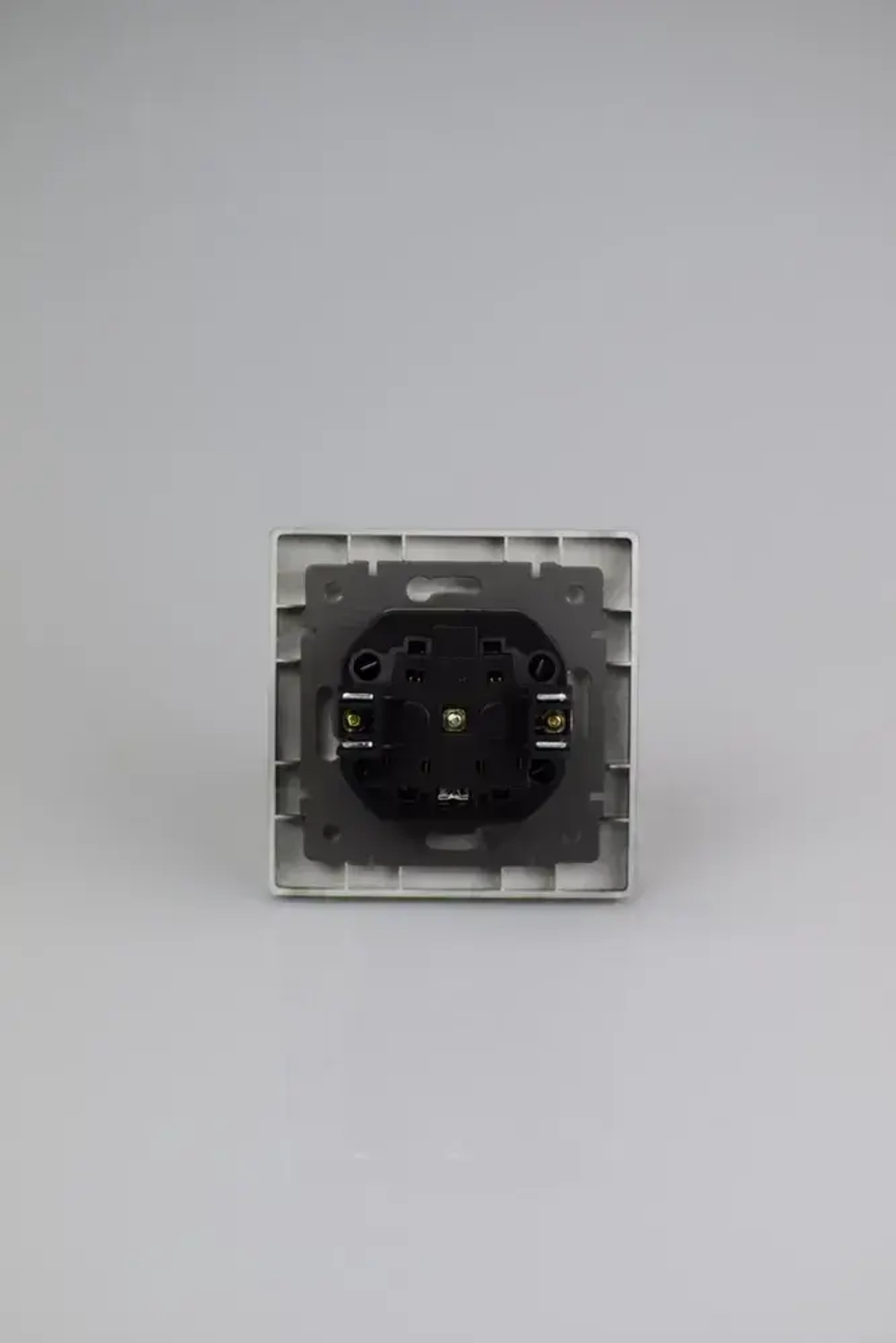 Розетка черная одинарная пластик