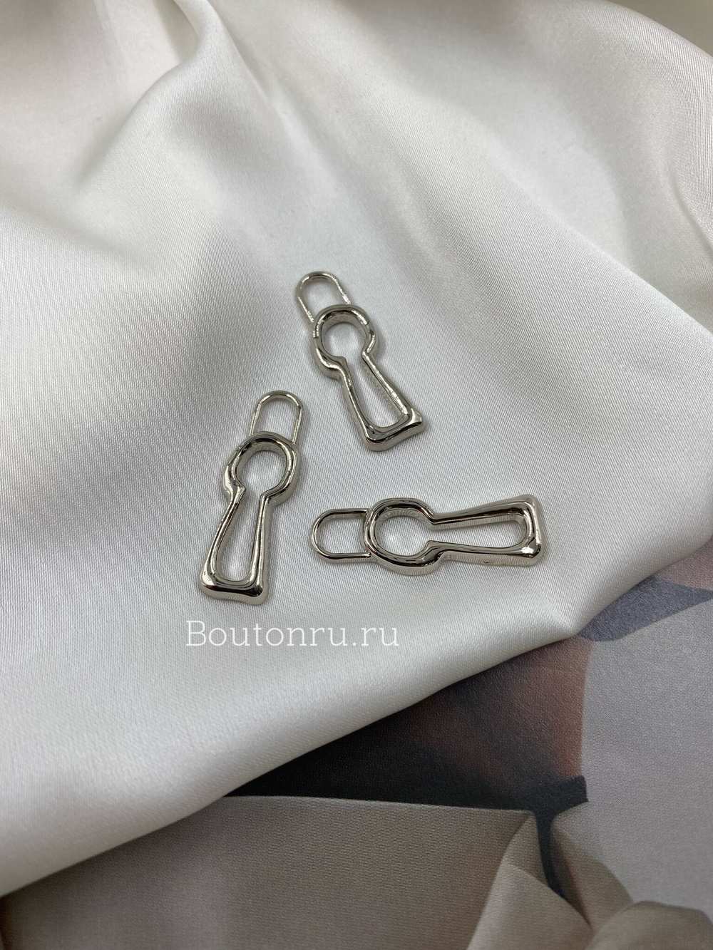 Пуллер для молнии / подвеска "Скважина" серебристый Скиап. 28 мм