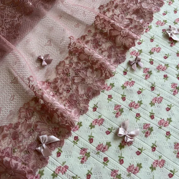 Рибана ажурная, молочная/розы