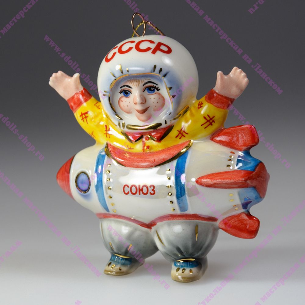 Фарфоровая ёлочная игрушка "Мальчик в ракете"