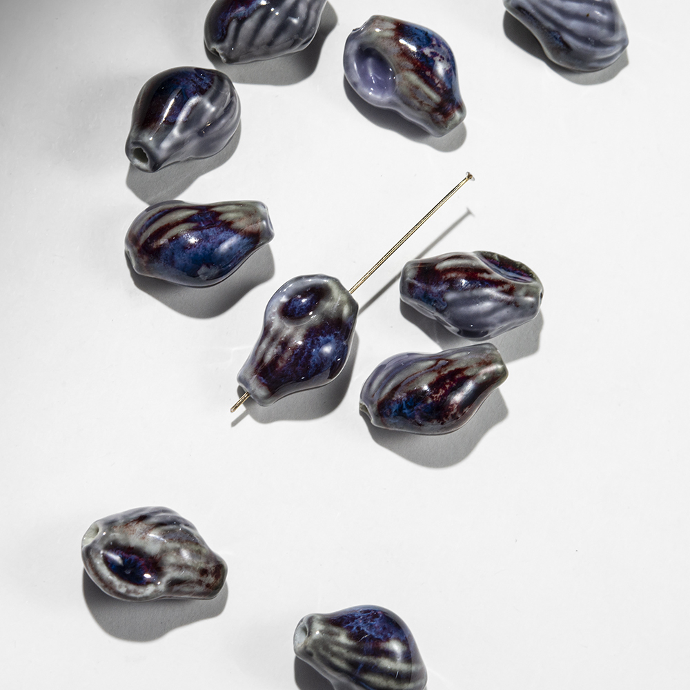 Бусина в форме морской ракушки, 14,6*21мм, бордово-синяя, глазурированный фарфор