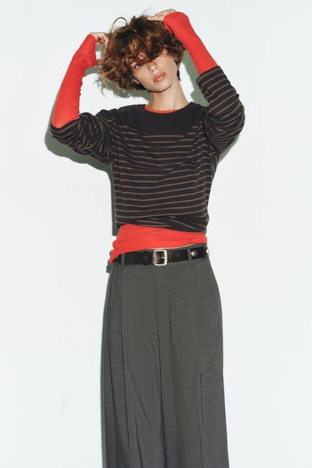 ZARA БРЮКИ С ЗАЩИПАМИ И КЛАПАНАМИ, ТЕМНО-СЕРЫЙ