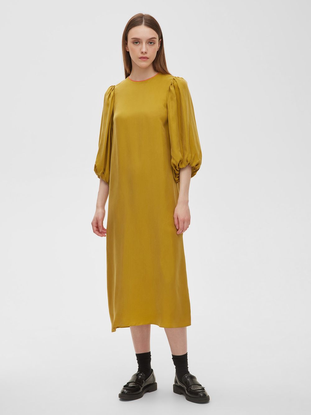 Платье с пышными рукавами горчичного цвета