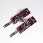 Черные кожаные наручники с розовой строчкой (Цвет: черный с розовым)