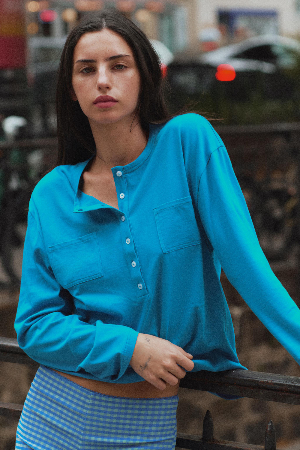 ZARA ФУТБОЛКА С КАРМАНАМИ И ВОРОТНИКОМ НА ПУГОВИЦАХ, МЯГКИЙ БИРЮЗОВЫЙ
