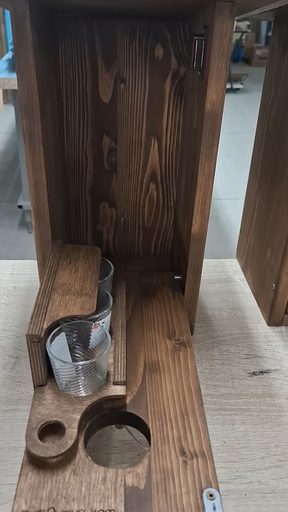 Скворечник-бар деревянный, выдвижная шотница со стопками