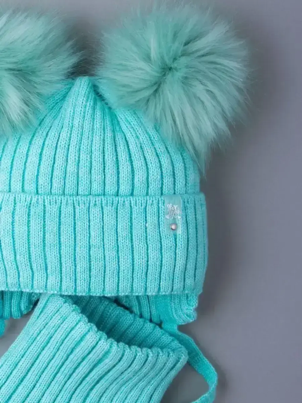 Шапка зимняя детская с помпонами и манишка