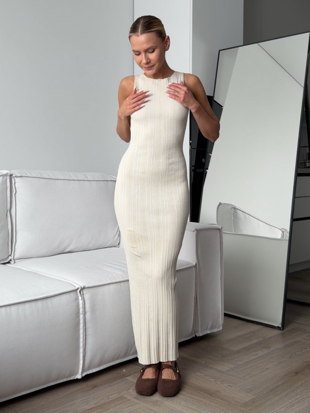 Платье вязаное, силуэтное, длинное, без рукавов