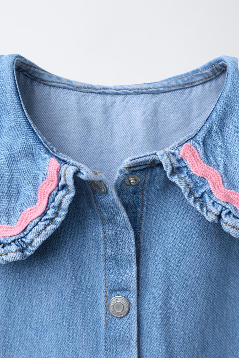 ZARA ДЖИНСОВОЕ ПЛАТЬЕ С ВОЛНИСТЫМ КРАЕМ, ВЫЦВЕТШИЙ СИНИЙ