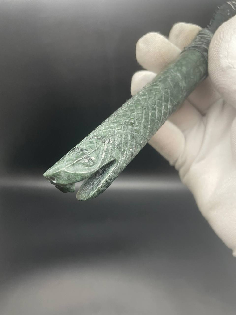 Нож из обсидиана с рукоятью из змеевика коллекционный с гравировкой змеи 23 см