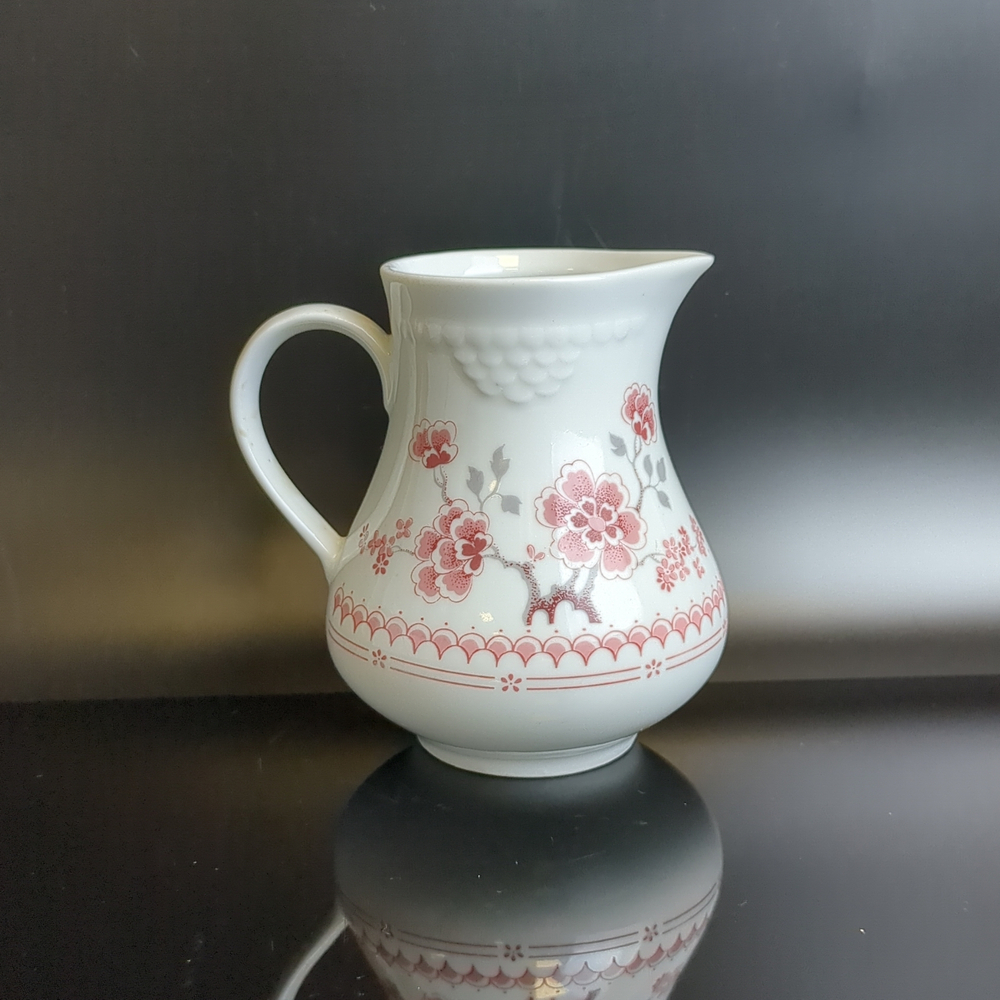 Молочник, сливочник фарфоровый Кольдиц, Colditz, GDR, роспись цветы, 10.5 см, винтаж времён СССР