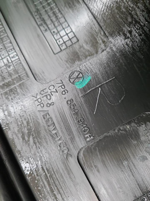 Накладка двери правая VW Touareg 2 NF (2010-2018)