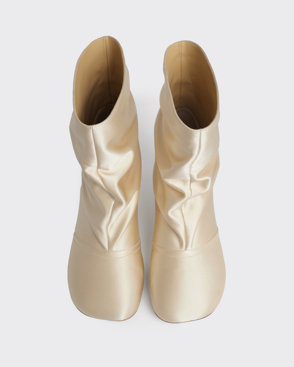 Ботильоны из шелка сливочный