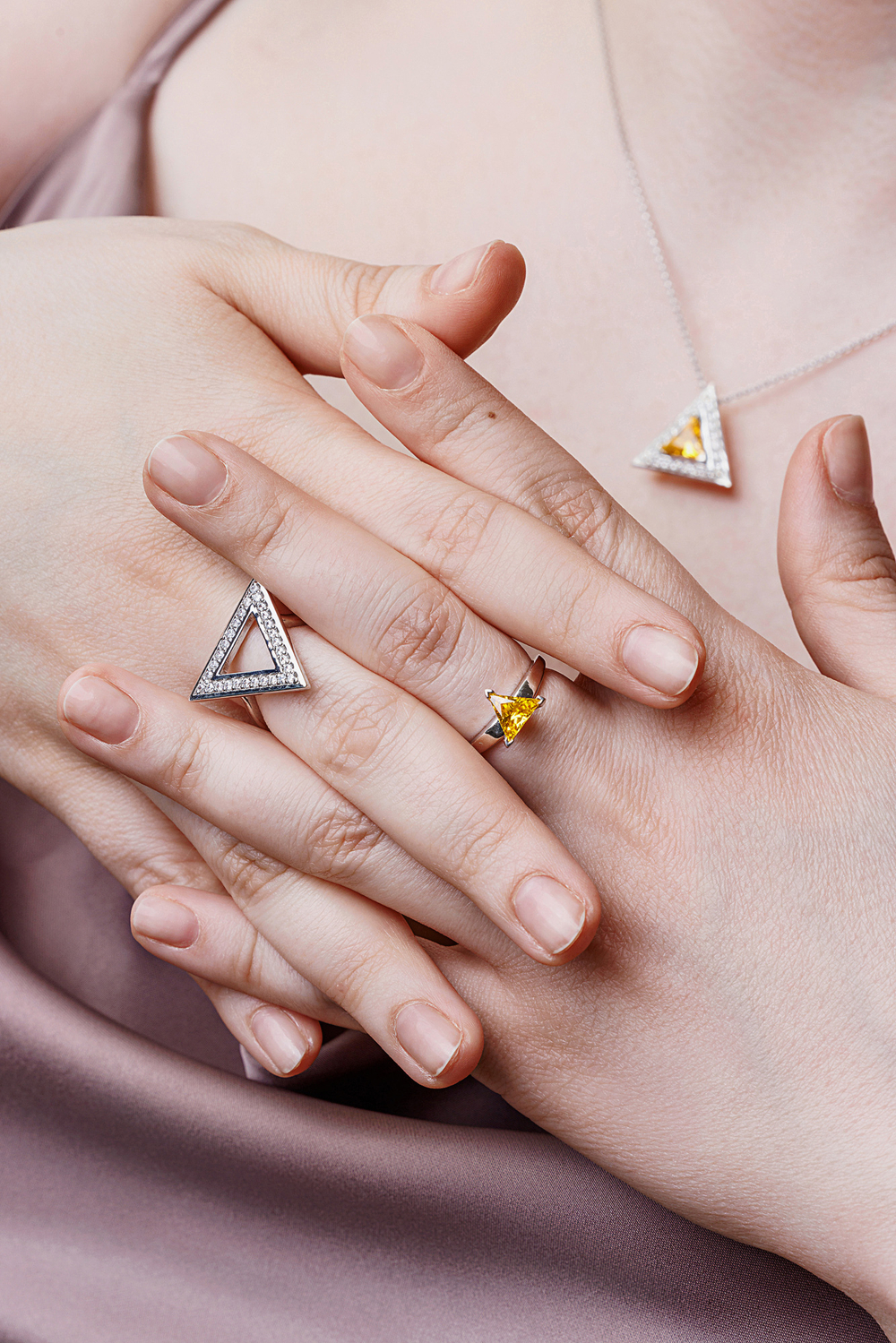 Кольцо из серебра с центральной вставкой из выращенной синей шпинели