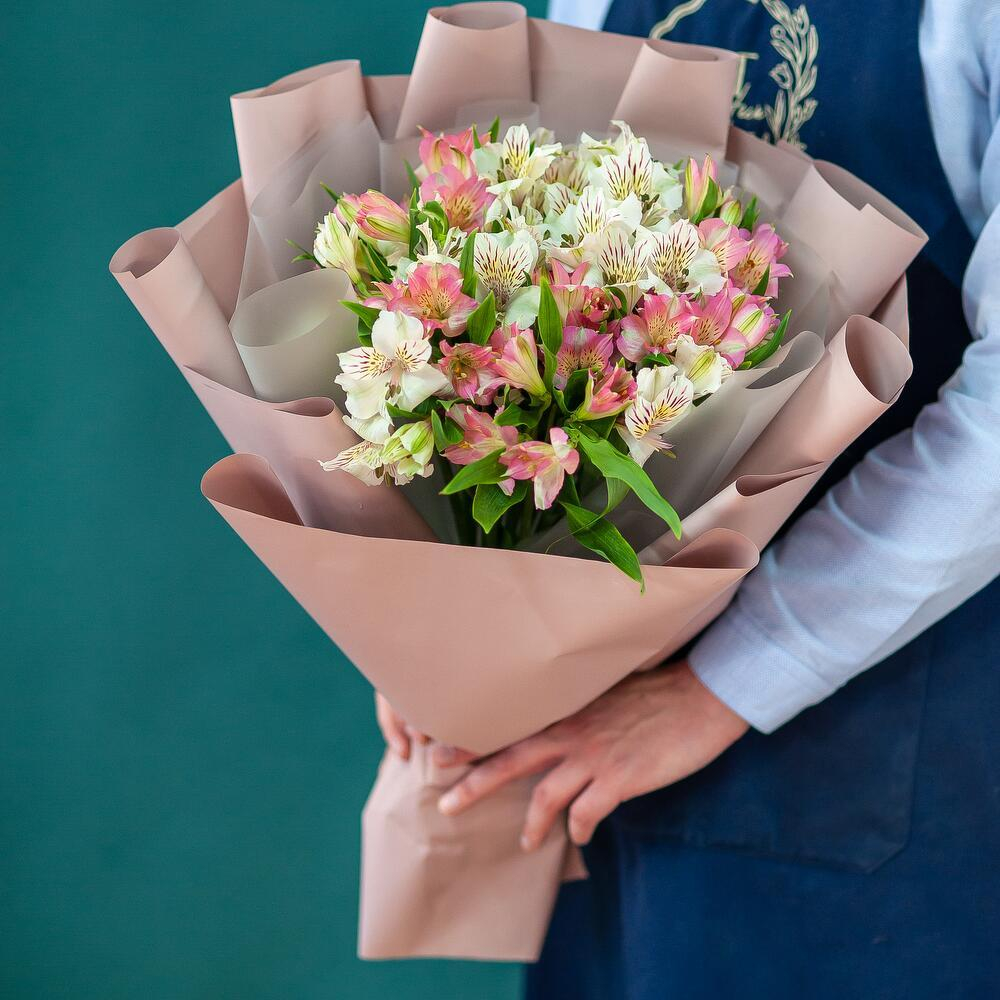 Букет из 15 альстромерий в упаковке