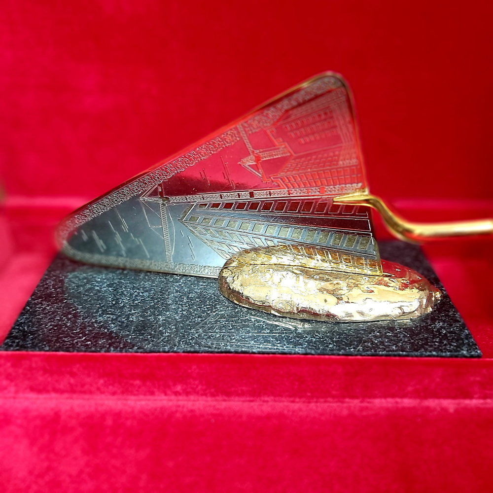 Подарок строителю "Мастерок"  большой на долерите с фианитами