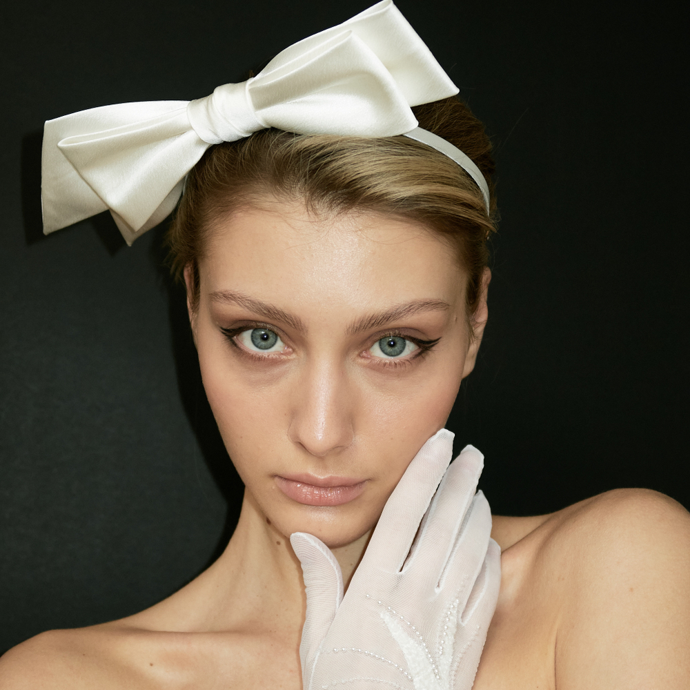 Ободок тонкий с белым бантом