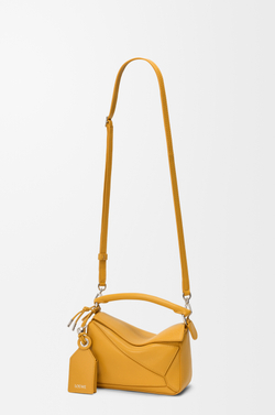 Loewe Сумка-мини Puzzle Featherlight из овечьей кожи наппа, горчичный